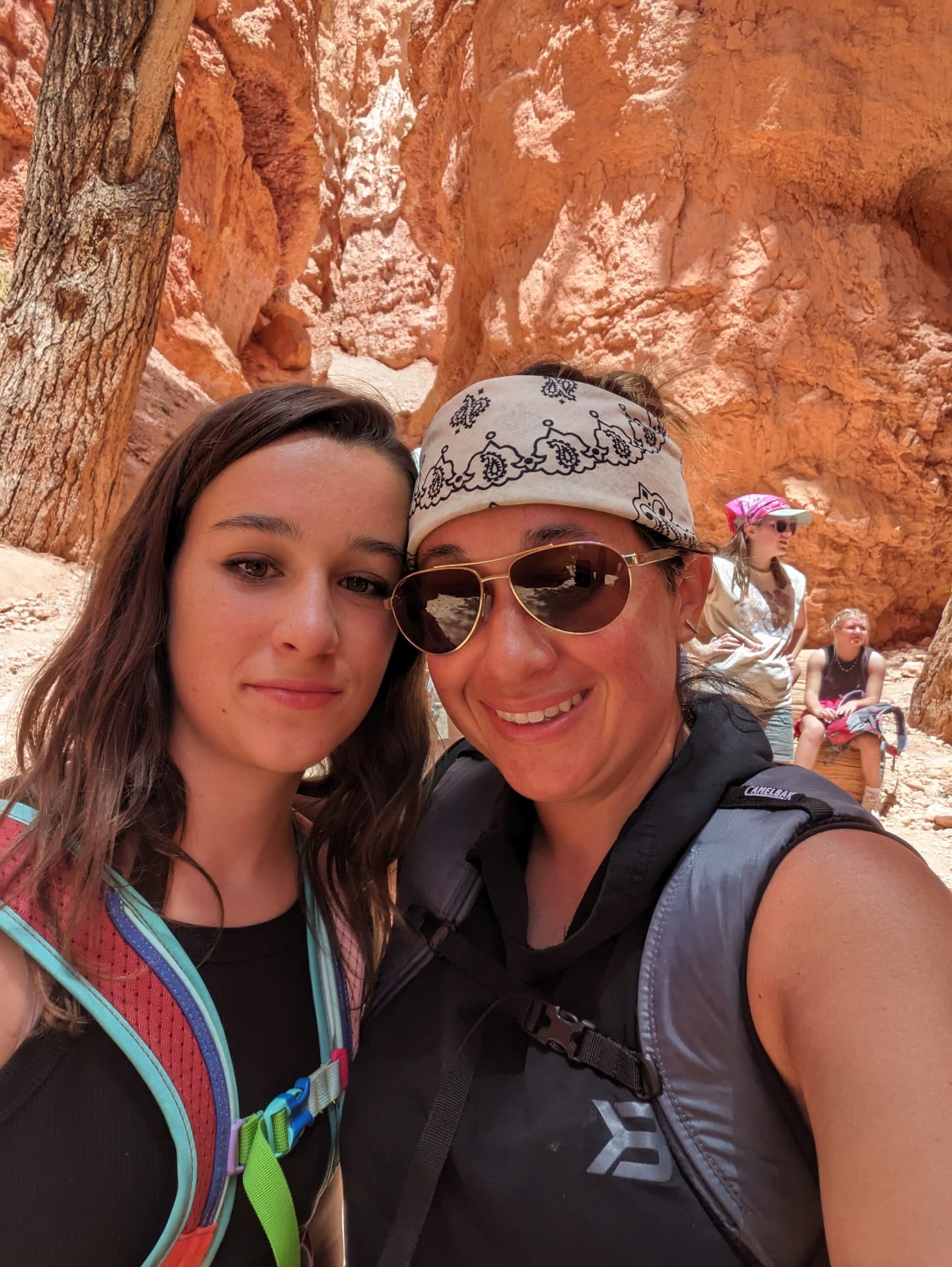 Leah and her teenage daughter smiling in front of Bryce Canyon hoodoos